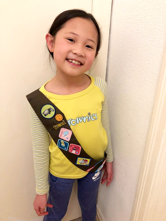 唯唯現為女童軍的小組隊長,敢於表達意見,也會照顧年紀較小的隊員。 唯唯現為女童軍的小組隊長,敢於表達意見,也會照顧年紀較小的隊員。