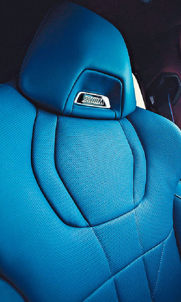 ■原車配有專屬桶形皮椅。