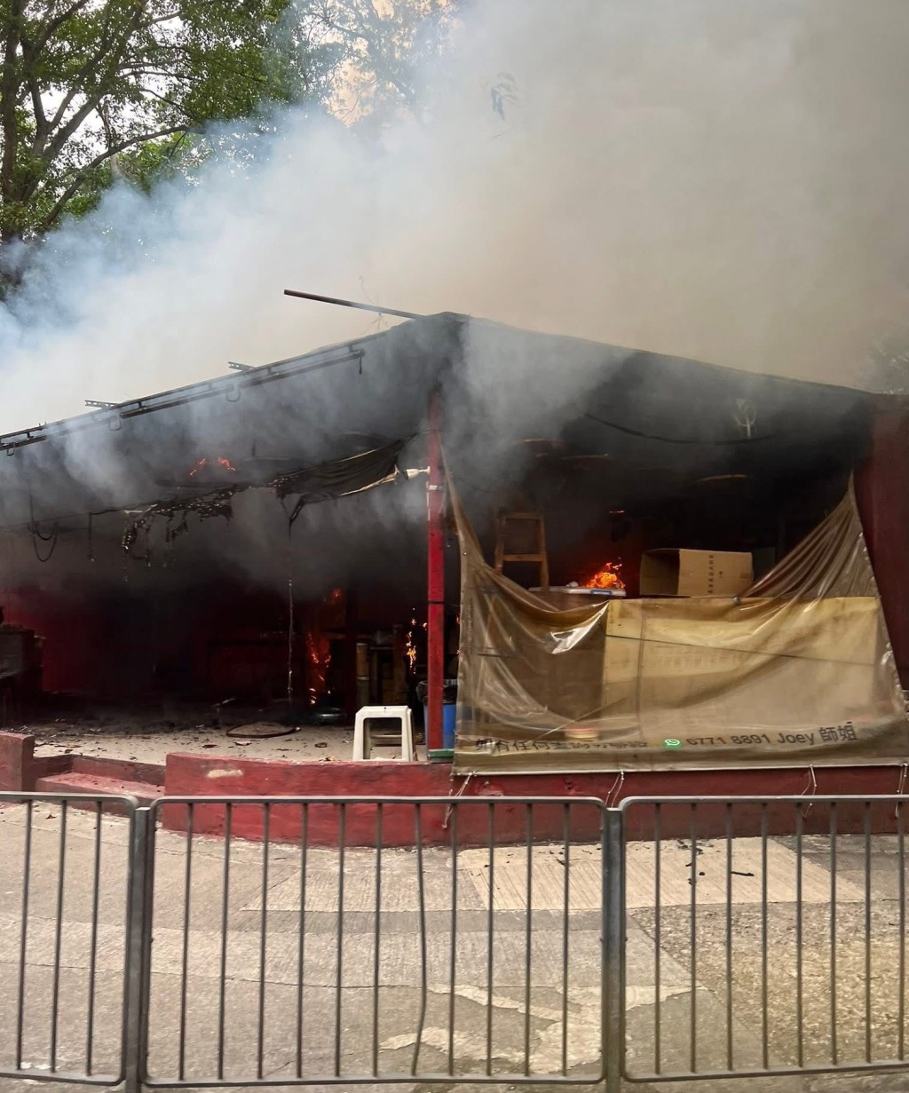 福德伯公廟起火,火勢猛烈。fb順利邨 Shun Lee Estate圖片 福德伯公廟起火,火勢猛烈。fb順利邨 Shun Lee Estate圖片