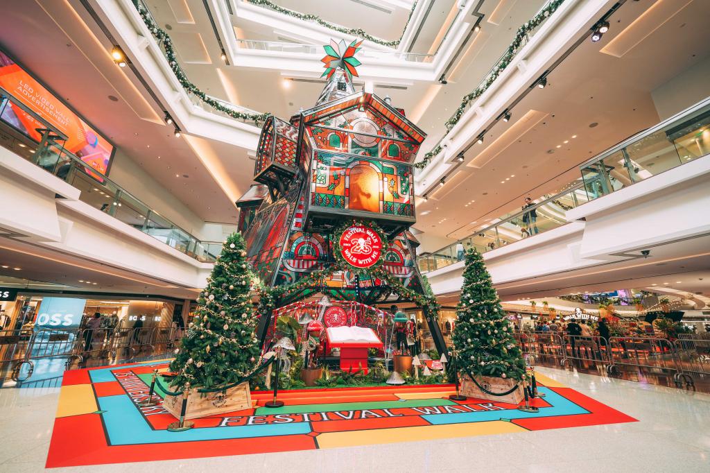 「幻彩聖誕樹屋」由香港、泰國及內地回收的10噸廢鐵和木材，耗費5個月時間完成。
