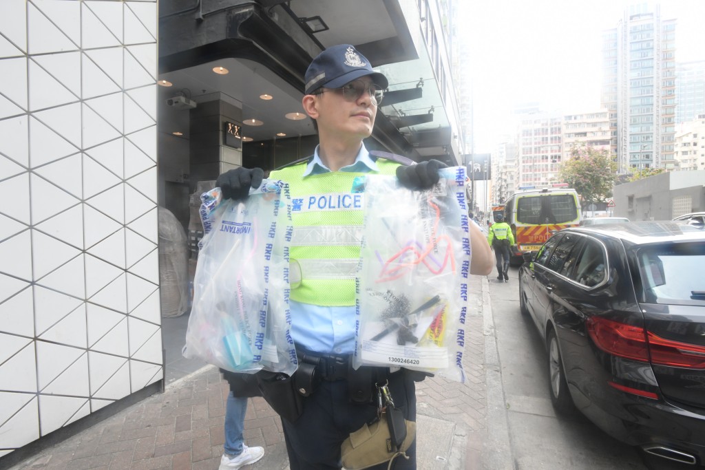 警員展示檢獲的可卡因毒品及冰壺等吸毒工具。