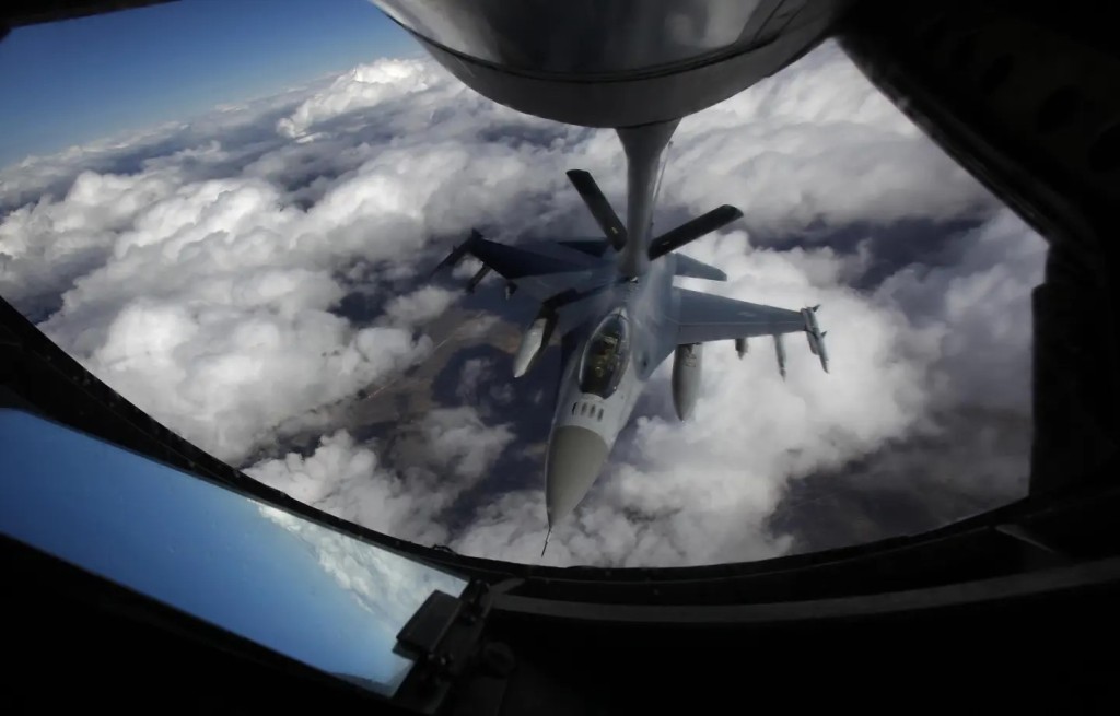 美軍F-16戰機接受空中加油。美聯社