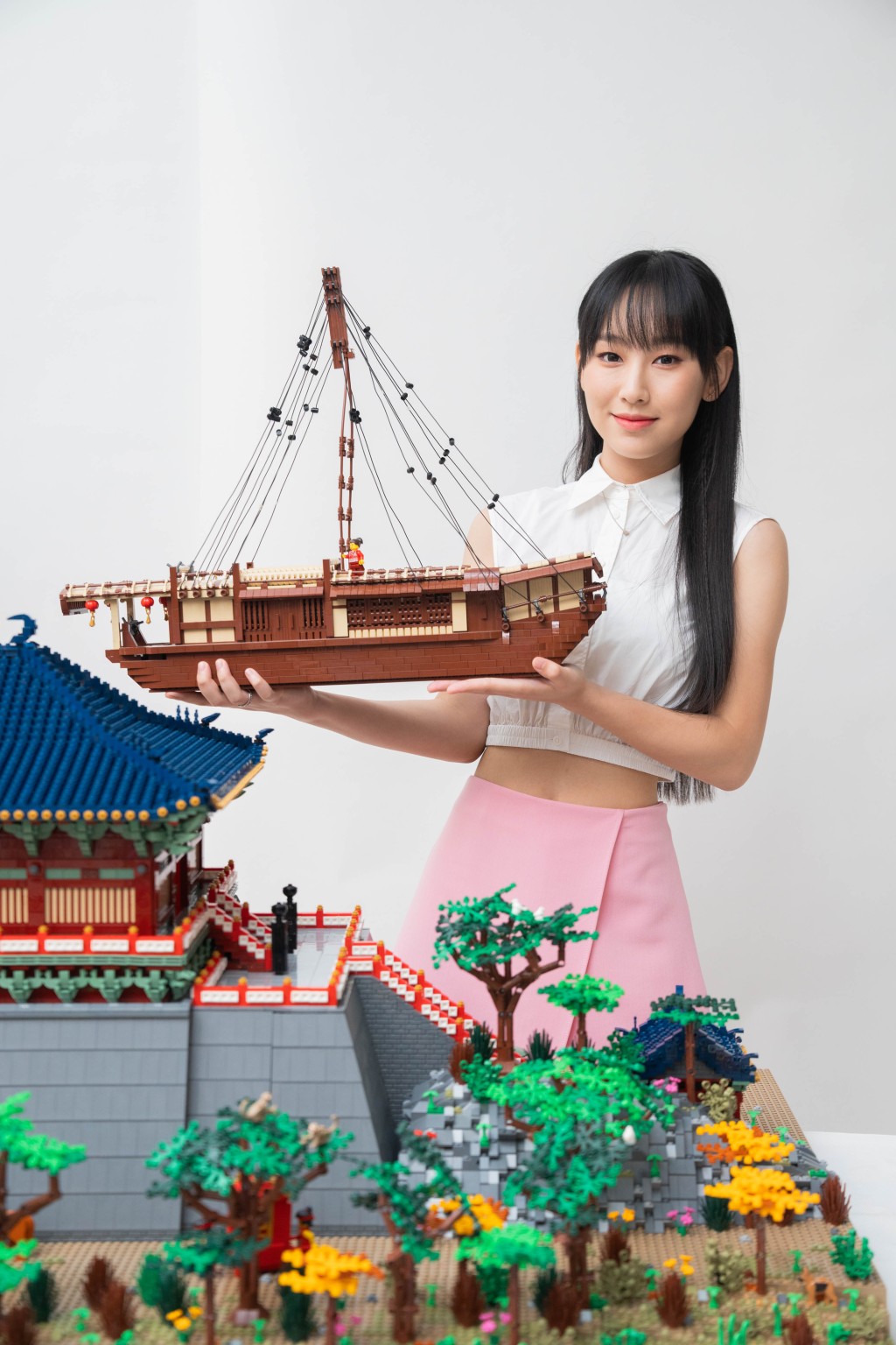 炎明熹（Gigi）拼砌《清明上河图》LEGO®模型。