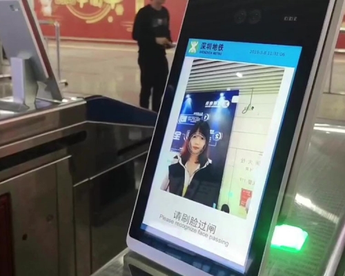 深圳首個「5G+AI」體驗區在福田交通樞紐舉行，除了可以刷臉坐地鐵達到「無感乘車」，還有「保安機械器人」等互動體驗。市民稱「刷臉」坐地鐵很方便。(網圖)