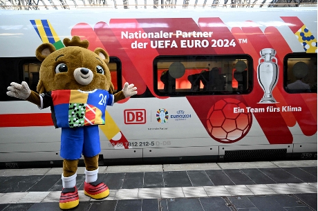 欧洲国家杯2024将于德国举行。图为欧国杯吉祥物及宣传赛事的列车。  资料图片