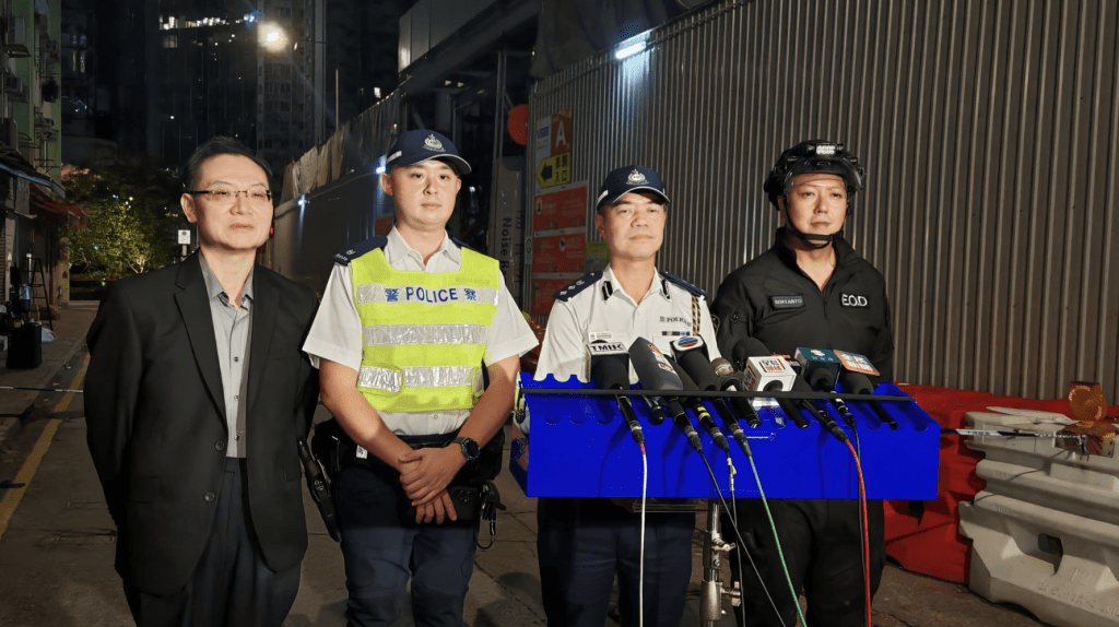 港島總區交通部執行及管制組警司麥中傑(左二)稱,為配合警方的銷毀炸彈行動,附近一帶封路範圍將會擴大。蔡楚輝攝 港島總區交通部執行及管制組警司麥中傑(左二)稱,為配合警方的銷毀炸彈行動,附近一帶封路範圍將會擴大。蔡楚輝攝