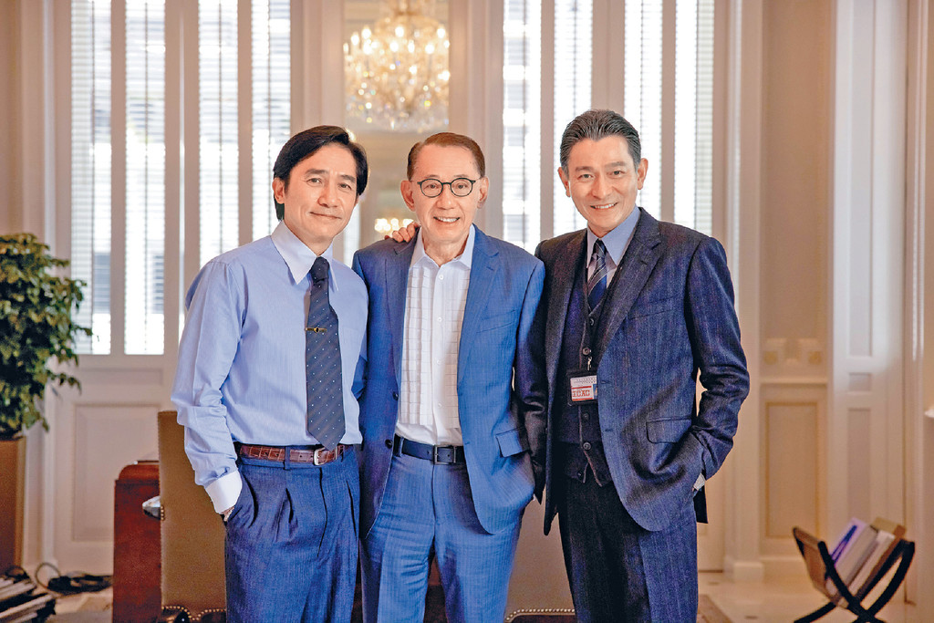 ■英皇集團主席楊受成博士親臨探班，與兩大影帝劉德華及梁朝偉合照留念。