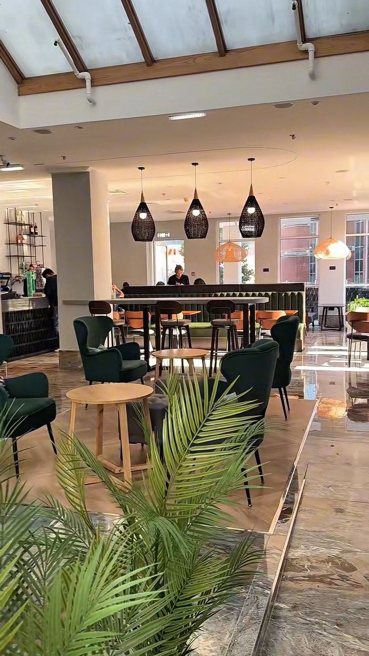 餐廳非常大。 餐廳非常大。