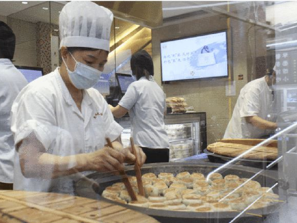 老店的厨师即场制作月饼。 （网上图片）