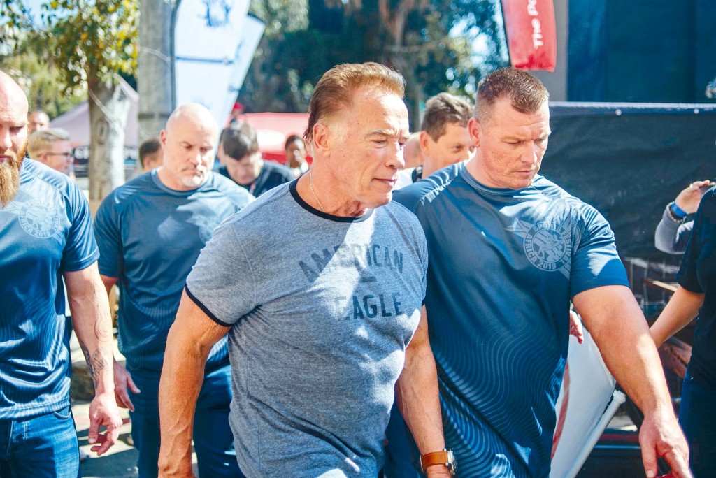 阿諾舒華辛力加到南非出席體育活動，但在活動上被一名男子襲擊。