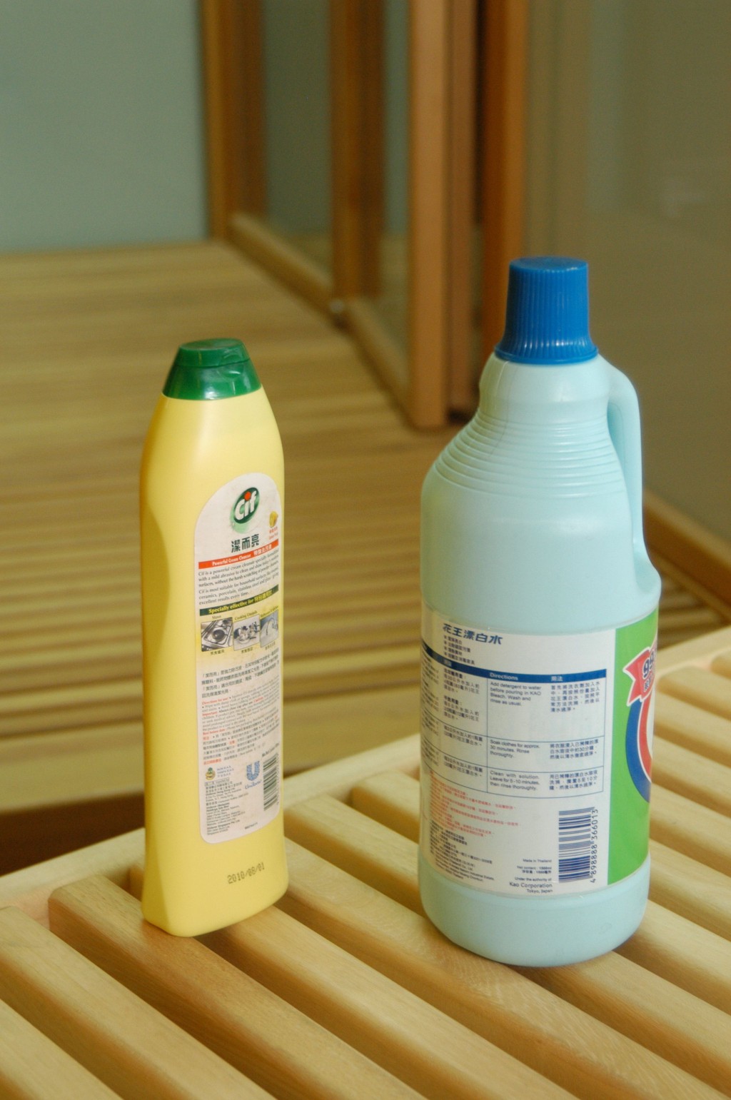 謹記漂白水應避免用於金屬表面，即汽車金屬門柄不能使用。