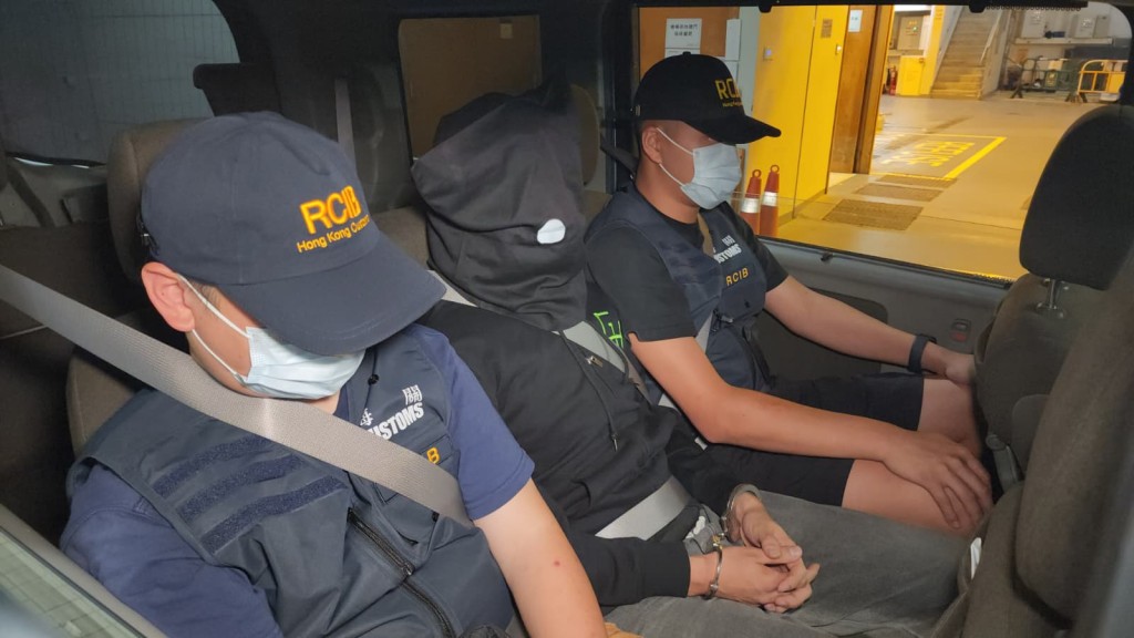 海關行動中共拘捕4人。黎志偉攝 海關行動中共拘捕4人。黎志偉攝