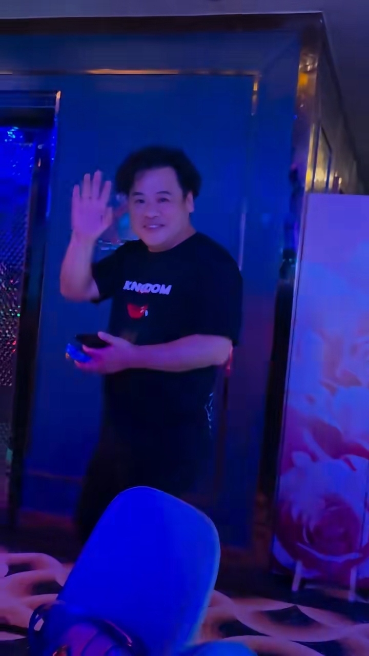 不過,已經59歲的韋家雄似乎中年發福,不但臉頰與手臂充滿肉地,而且肚腩大到險些撐爆衣服,身形豐滿不少。 不過,已經59歲的韋家雄似乎中年發福,不但臉頰與手臂充滿肉地,而且肚腩大到險些撐爆衣服,身形豐滿不少。