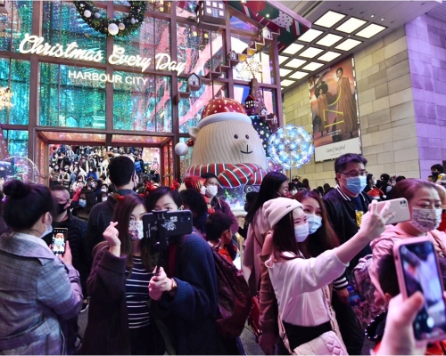 疫情似未有影響市民慶祝節日心情。盧江球攝