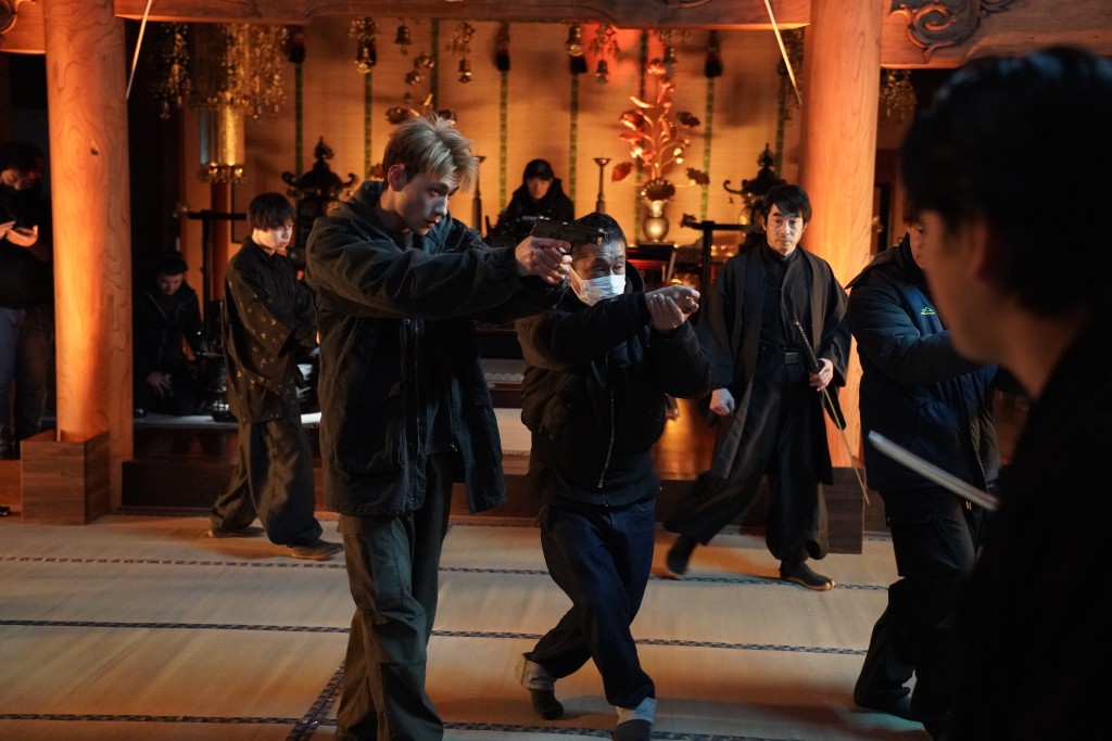 坂本浩一擔任《殺手#4》動作指導，教授魏浚笙揸槍技巧。