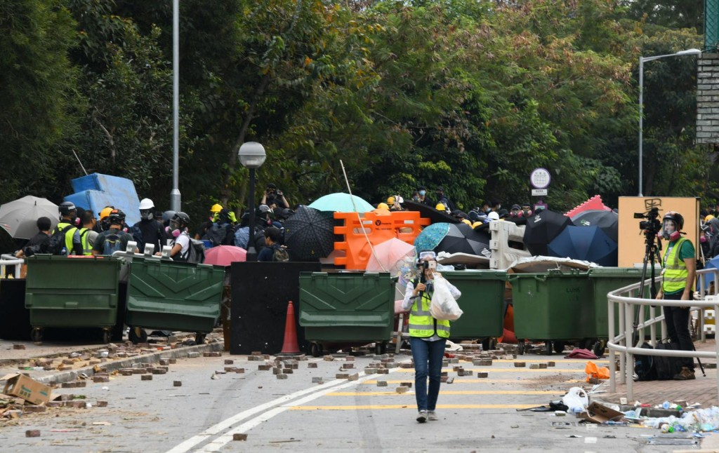 示威学生放置大量砖头及垃圾桶。