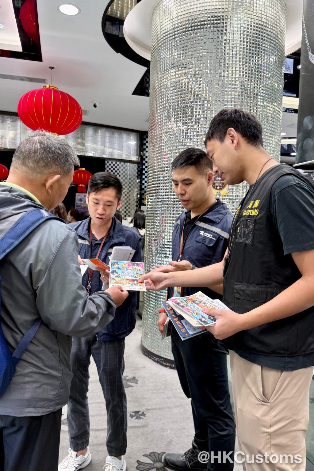 海關設有「快速行動隊」,專責及優先處理短期留港旅客的緊急投訴。海關FB 海關設有「快速行動隊」,專責及優先處理短期留港旅客的緊急投訴。海關FB