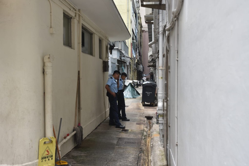 一名78歲老婦由大廈高處墮下死亡。 楊偉亨攝