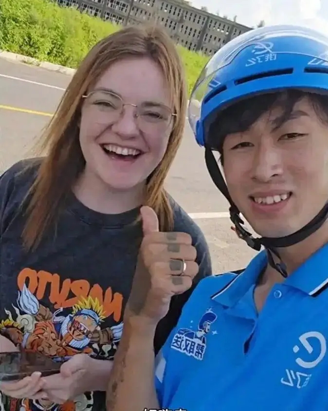电梯一句英文定情，东北外卖员跟美籍幼师两人结婚照一度成为佳话。抖音