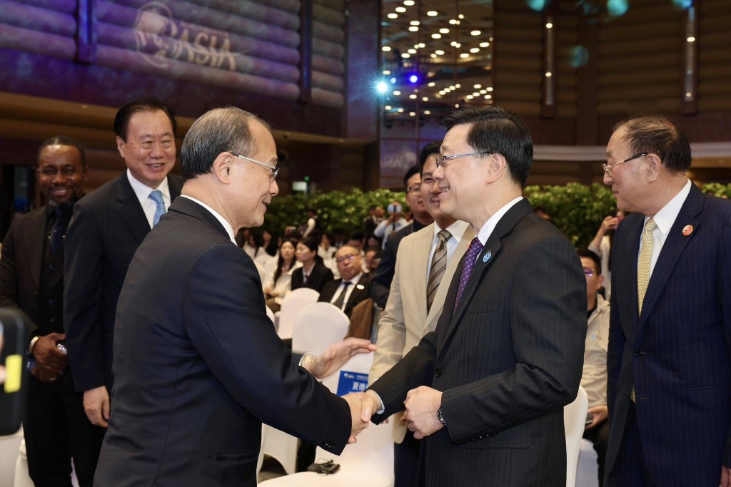 李家超與香港中華總商會會長蔡冠深（左）會面。李家超fb