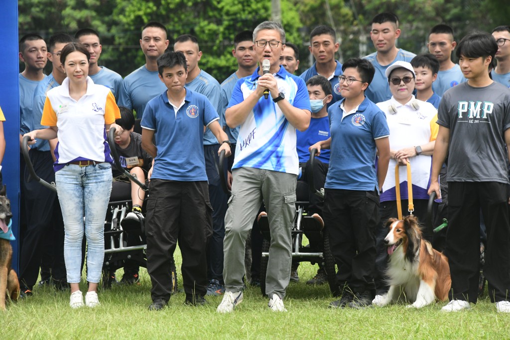 警务处处长萧泽颐表示，香港警察义工服务队愿意付出宝贵的私人时间，关爱弱势群体、宣传爱护动物。梁国峰摄