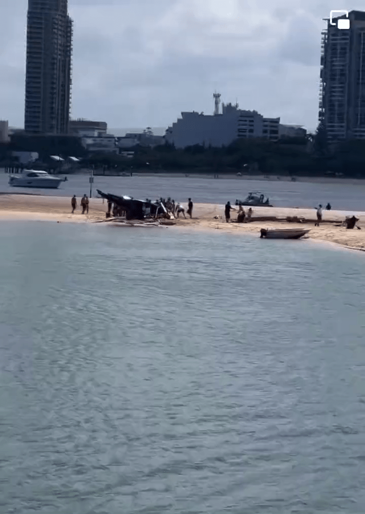 两架直升机周一在澳洲一个沙滩上空相撞。网图