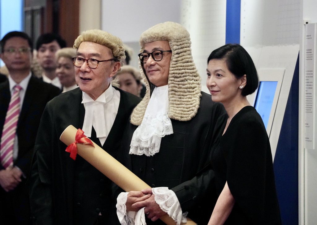 左起：清洪资深大律师、谢志浩及妻子区域法院法官谢沈智慧。苏正谦摄