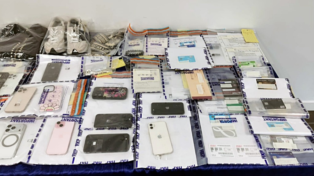 警方展示有關證物。 警方展示有關證物。