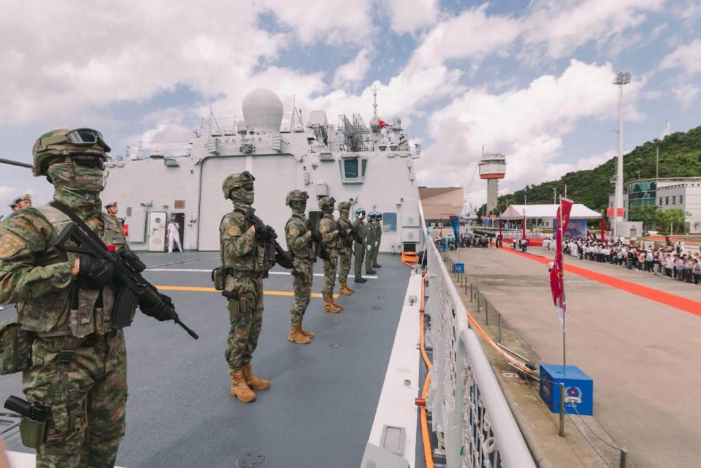 解放軍導彈驅逐艦南寧艦、導彈護衛艦衡陽艦組成海軍艦艇編隊今日起一連5日訪港,並會於本月4日至5日開放給已預約的市民參觀。 解放軍導彈驅逐艦南寧艦、導彈護衛艦衡陽艦組成海軍艦艇編隊今日起一連5日訪港,並會於本月4日至5日開放給已預約的市民參觀。