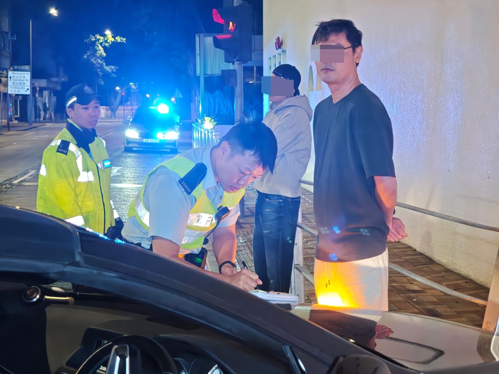 男司機酒精呼氣測試超標被捕。 男司機酒精呼氣測試超標被捕。