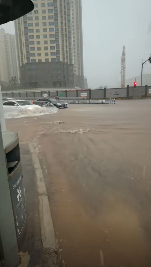 重慶多地11日降大暴雨，全市要緊急轉移逾1.4萬人。小紅書