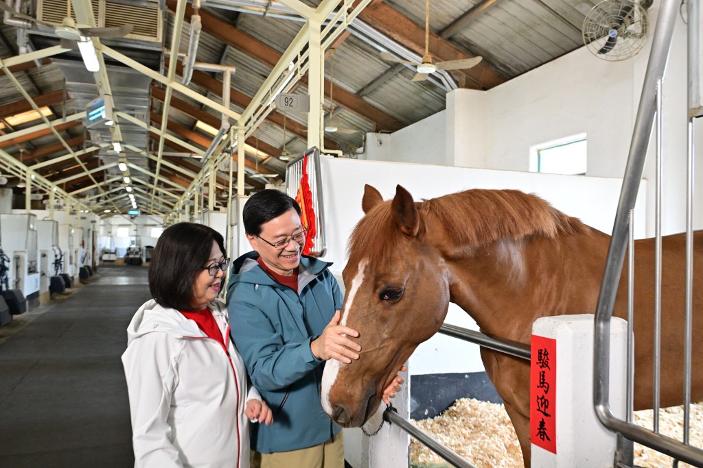 他指馬象徵香港人奮力前行、堅毅拼搏的精神。
