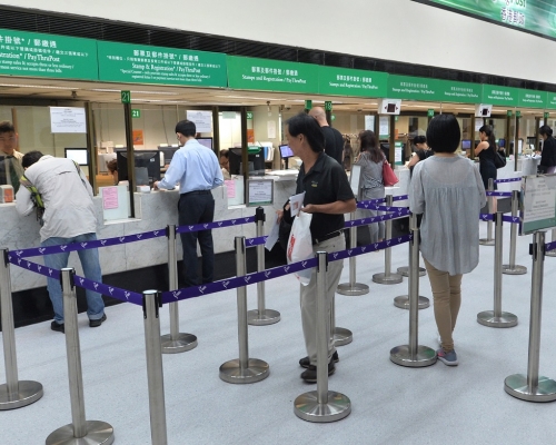 郵局上周三起要求領掛號郵件市民需持身份證明。資料圖片