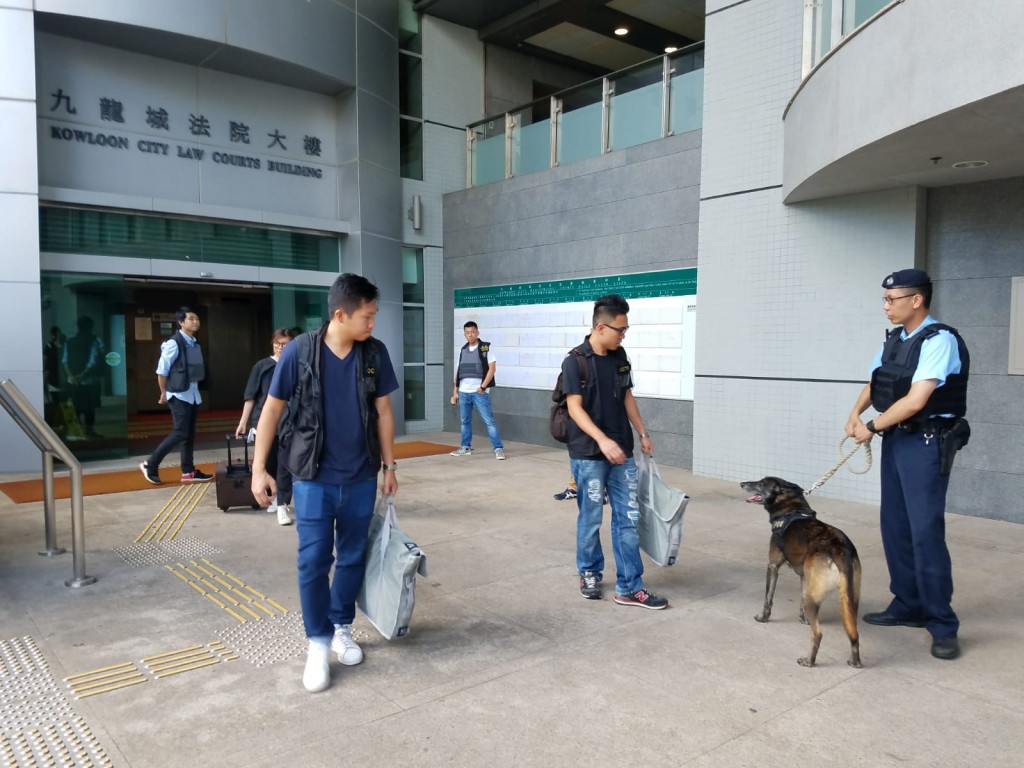 警方依舊在法院內外布防,既在法庭外大堂設置檢查站,又派出多名「藍帽子」在法院外戒備。