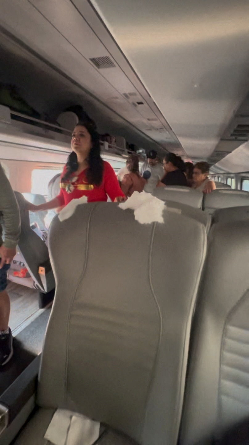 车厢内乘客逃生。路透社