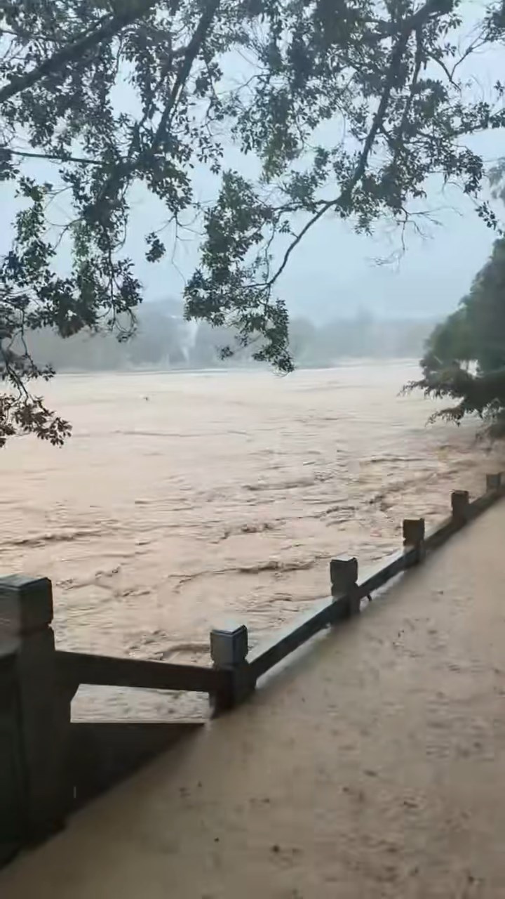 海南五指指連日暴雨，該市多地出現水浸。