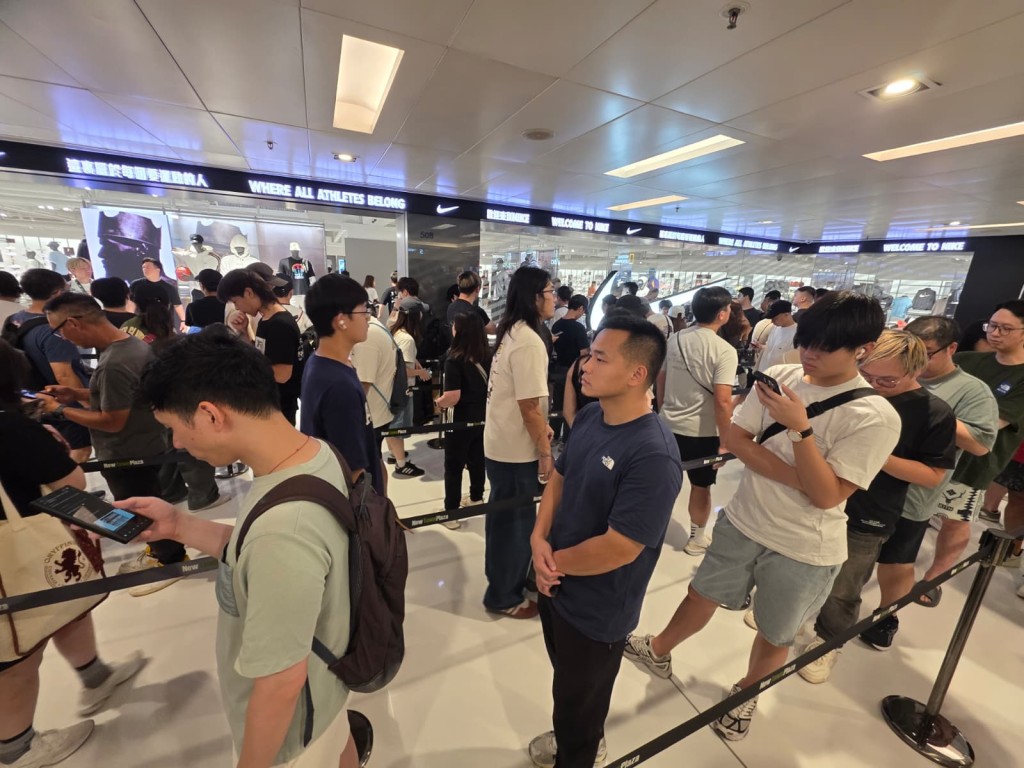 港隊主場球衣日前於啟德零售館等4個銷售點開賣,吸引大批球迷一早排隊搶購。 港隊主場球衣日前於啟德零售館等4個銷售點開賣,吸引大批球迷一早排隊搶購。