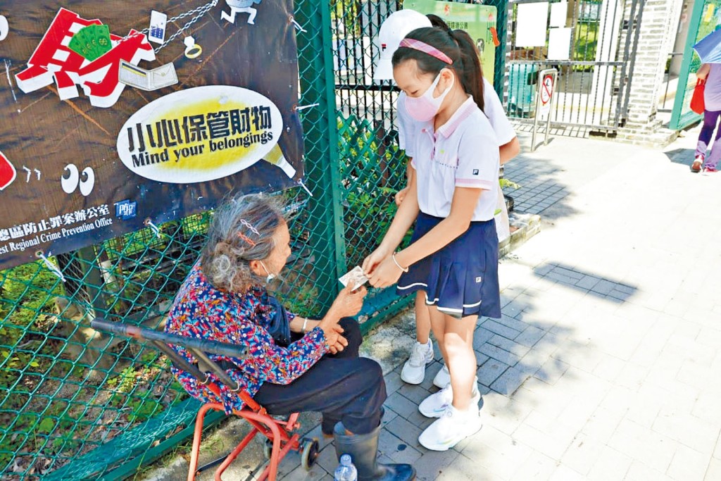 一對小姊妹看新聞後獲悉事件，事後慰問老婦並送贈五百元。