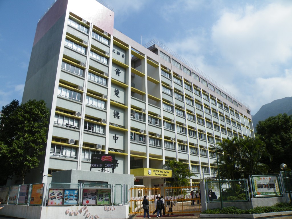 至於12間加班中學之中，位於離島區的香港教聯會黃楚標中學由3班加至5班。