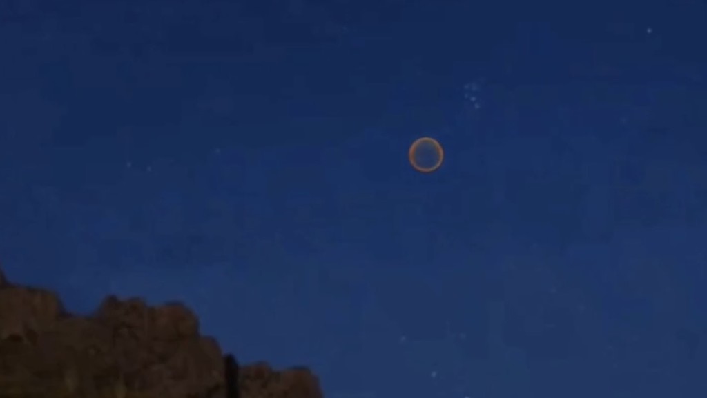 根據UFO目影證詞生成的AI影片:空中出現橙紅色的圈。 根據UFO目影證詞生成的AI影片:空中出現橙紅色的圈。