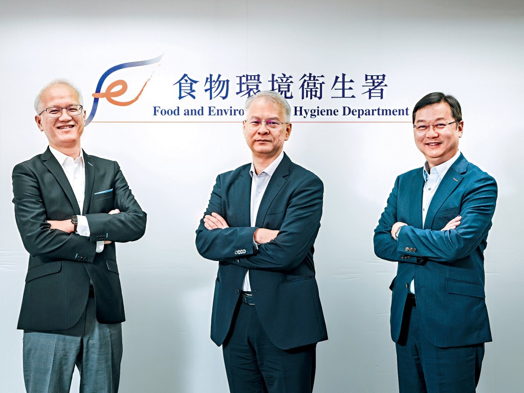 食環署素來以保障員工安全健康為首要原則，持續改善前線工作條件。左起：食環署高級總監（創新及科技）關文豪、食環署助理署長（行動）潘炳揚及食環署西貢區環境衞生總監吳義德。