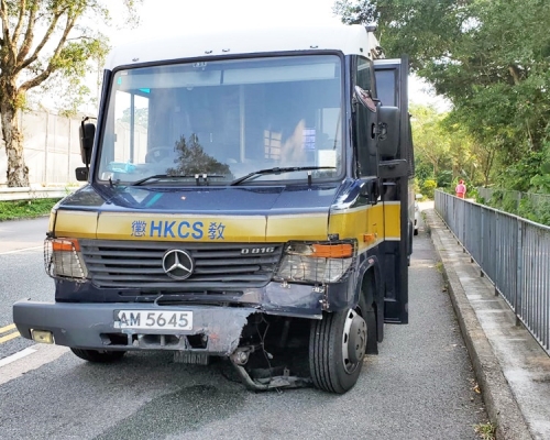 囚車車頭損毀。