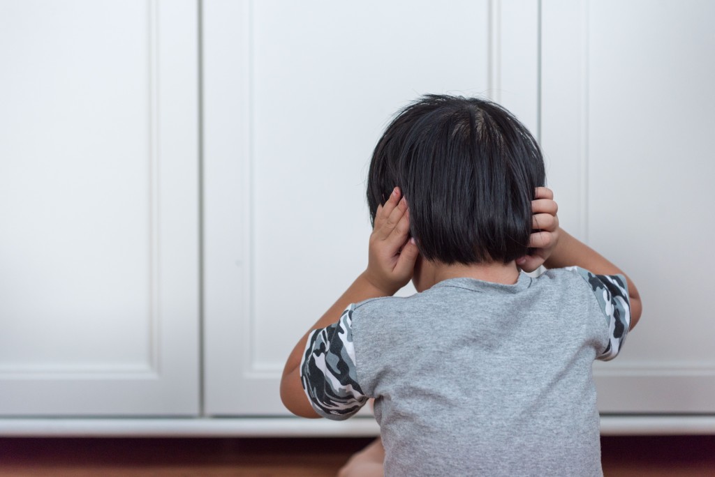 面對焦慮的孩子，大人們不宜過分熱情，例如不停問孩子問題，以免對他們造成壓力。