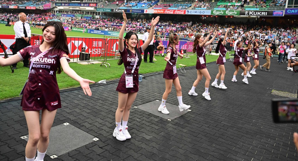   香港國際七人欖球賽周五開鑼，樂天女孩表演。 陳極彰攝