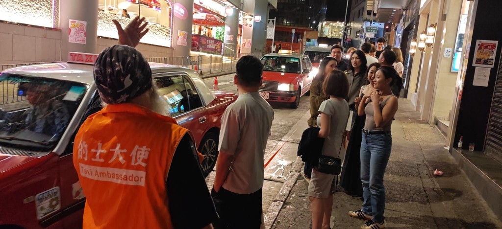 「的士大使」會協助候車乘客登記預計車資、的士車牌號碼及目的地等資料,並寫在「的士資訊卡」上供乘客留存。 「的士大使」會協助候車乘客登記預計車資、的士車牌號碼及目的地等資料,並寫在「的士資訊卡」上供乘客留存。