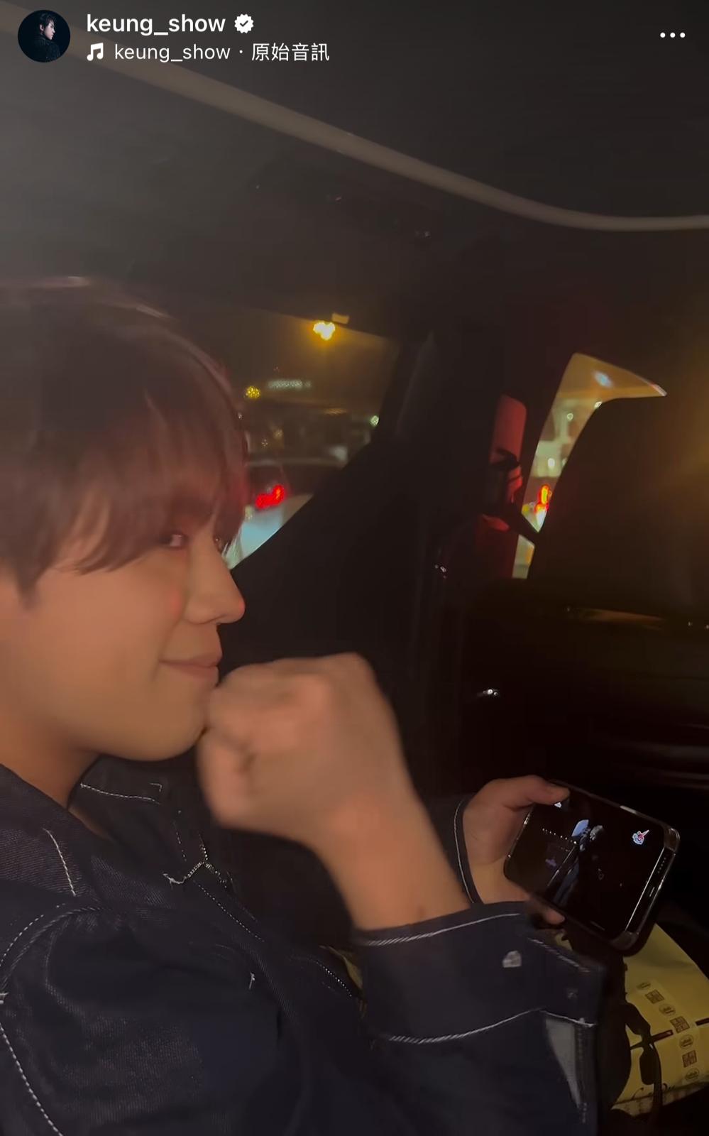 一邊看直播一邊微笑。 一邊看直播一邊微笑。