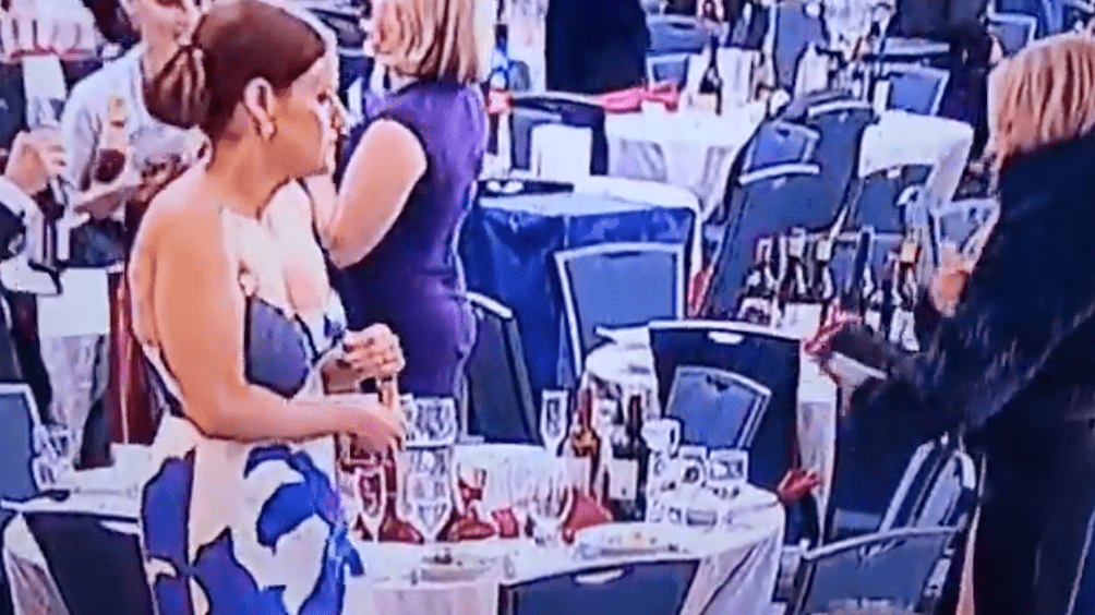 香檳收入腋窩下。