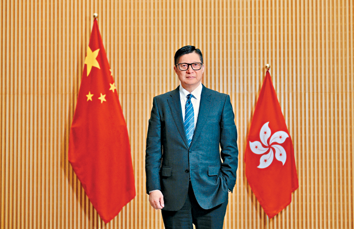 保安局局长邓炳强接受《星岛》访问时表示，国安风险犹在，希望市民不受软对抗谎言煽动。