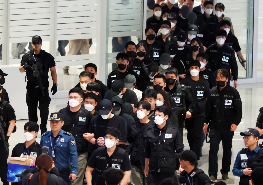 因涉嫌參與網絡詐騙而在柬埔寨被拘留的64名南韓公民,上周六被押送回國。美聯社 因涉嫌參與網絡詐騙而在柬埔寨被拘留的64名南韓公民,上周六被押送回國。美聯社