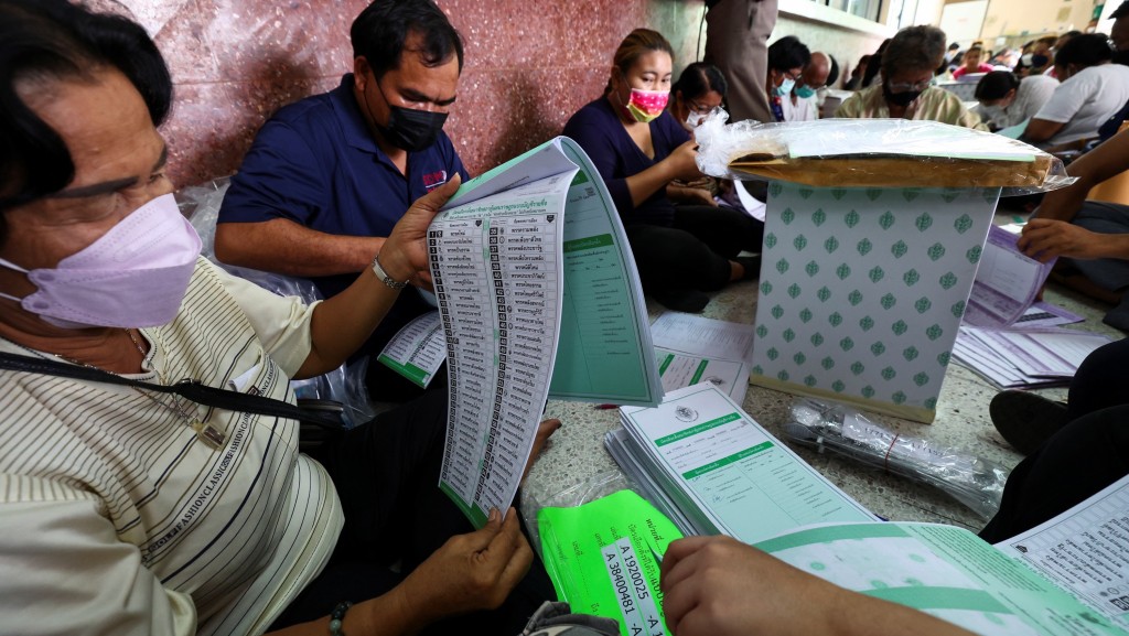 泰国5月14日举行大选，工作人员忙碌准备选票等物资。 路透社